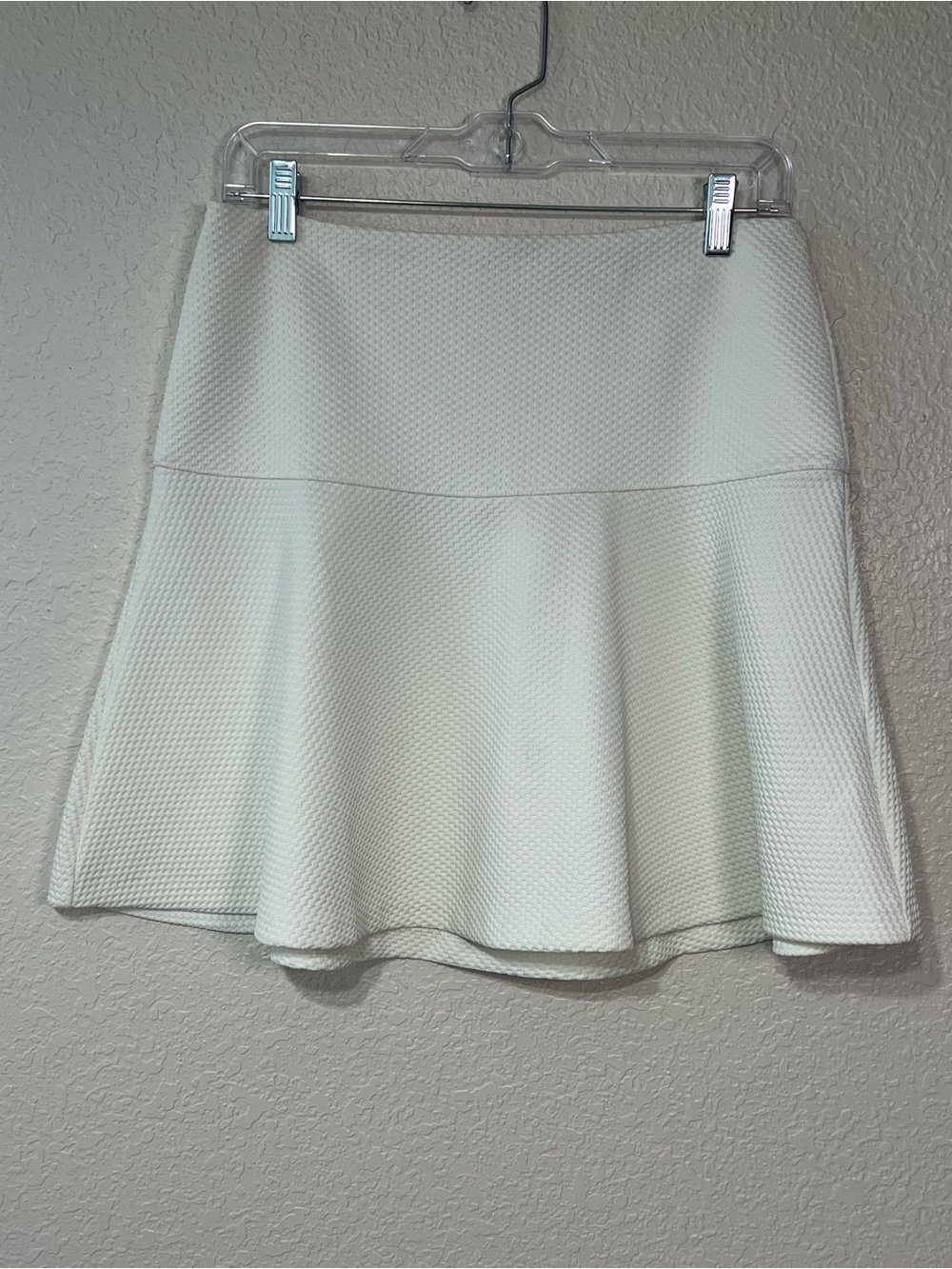 Banana Republic Women’s Sz 4 White Textured A-line Skirt Gold Zipper Flowing Hem